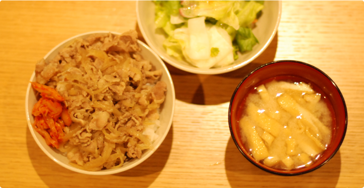 【今週のまかない】吉野家風牛丼＆サラダ_美味しくいただきました！